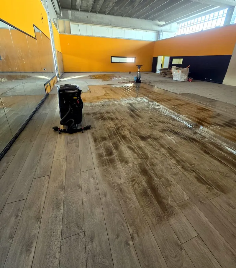 Lavasciuga professionale su pavimento post-cantiere